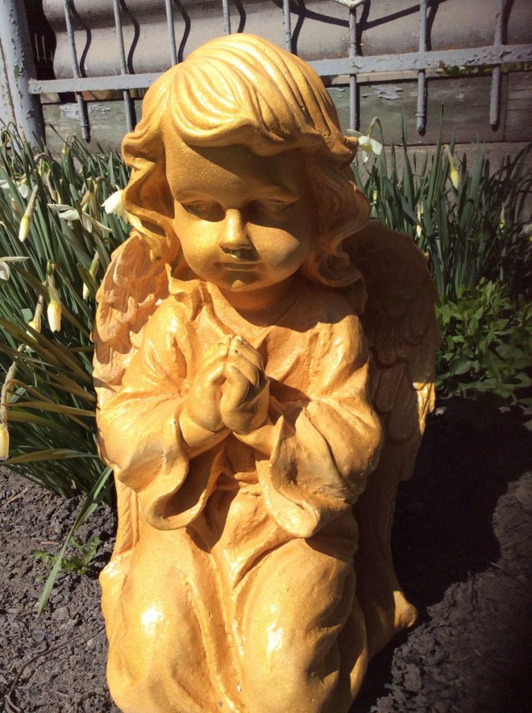 Садовая фигура "Ангел сидит золотой" - 1