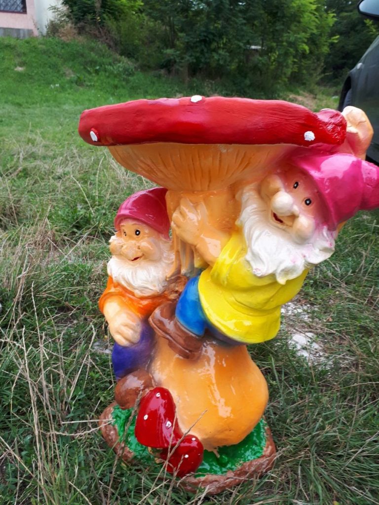 Садовая фигура "Гномы на грибе желтые" - 2