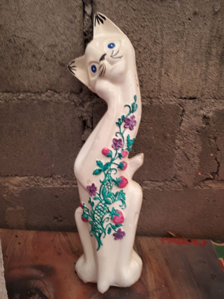Садовая фигура "Кошка с цветком" - 1
