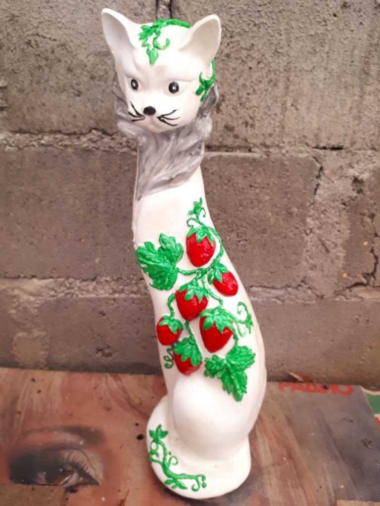 Садовая фигура "Кошка с клубникой" - 1